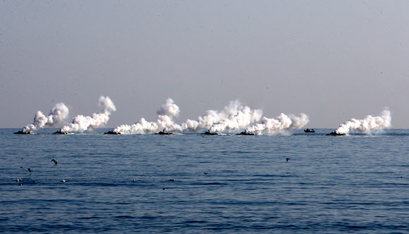 연막탄 쏘며 상륙