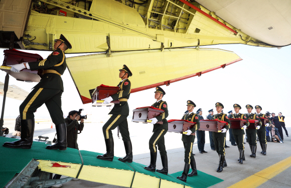 3일 오전 인천 중구 인천국제공항에서 열린 제6차 중국군 유해 인도식에서 중국군 의장대가 유해가 담긴 봉안함을 중국 수송기로 운구하고 있다. 2019. 4. 3. 공항사진기자단