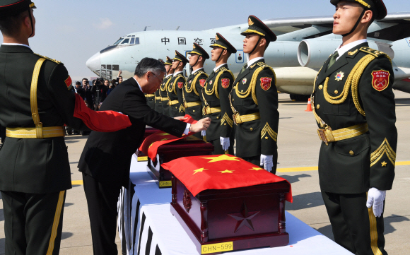 3일 인천국제공항 계류장에서 제6차 중국군 유해 인도식이 거행되고 있다. 이번에 중국으로 인도되는 6.25전쟁 중국군 전사자 유해 10구는 지난해 3월에서 11월까지 비무장지대에서 발굴된 것이다. 2019. 4. 3. 공항사진기자단