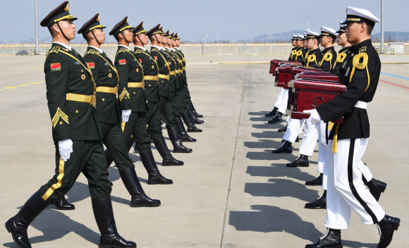 3일 인천국제공항 계류장에서 제6차 중국군 유해 인도식이 거행되고 있다. 이번에 중국으로 인도되는 6.25전쟁 중국군 전사자 유해 10구는 지난해 3월에서 11월까지 비무장지대에서 발굴된 것이다. 2019. 4. 3. 공항사진기자단
