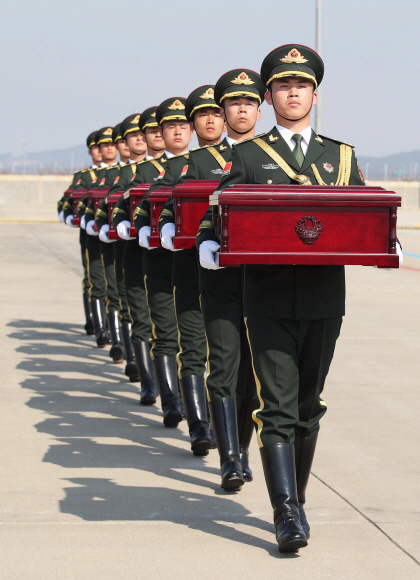 3일 오전 인천 중구 인천국제공항에서 열린 제6차 중국군 유해 인도식에서 중국군 의장대가 한국군 의장대로부터 유해 봉안함을 전달받고 이동하고 있다. 2019. 4. 3. 공항사진기자단