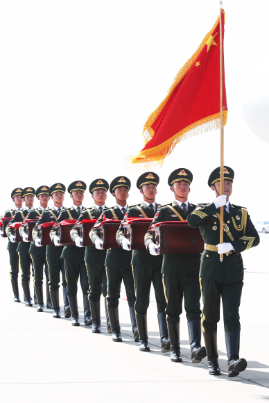 3일 오전 인천 중구 인천국제공항에서 열린 제6차 중국군 유해 인도식에서 중국군 의장대가 유해가 담긴 봉안함을 중국 수송기로 운구하고 있다. 2019. 4. 3. 공항사진기자단