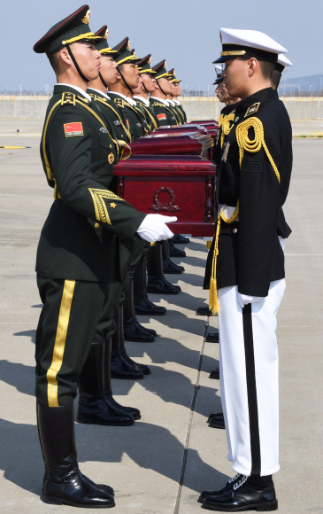 3일 인천국제공항 계류장에서 제6차 중국군 유해 인도식이 거행되고 있다. 이번에 중국으로 인도되는 6.25전쟁 중국군 전사자 유해 10구는 지난해 3월에서 11월까지 비무장지대에서 발굴된 것이다. 2019. 4. 3. 공항사진기자단