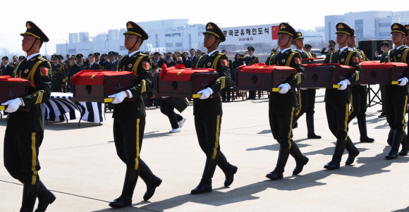 3일 인천국제공항 계류장에서 제6차 중국군 유해 인도식이 거행되고 있다. 이번에 중국으로 인도되는 6.25전쟁 중국군 전사자 유해 10구는 지난해 3월에서 11월까지 비무장지대에서 발굴된 것이다. 2019. 4. 3. 공항사진기자단