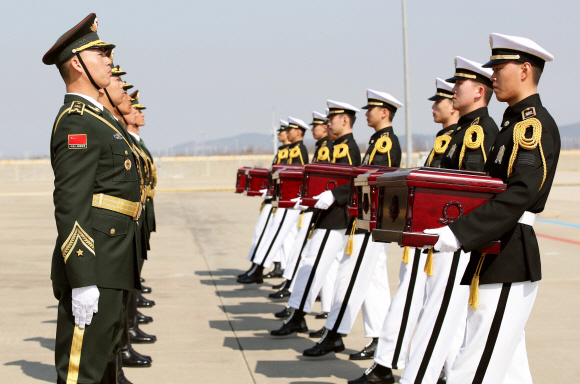 3일 오전 인천 중구 인천국제공항에서 열린 제6차 중국군 유해 인도식에서 한국군 의장대가 중국군 의장대에게 유해 봉안함을 전달하고 있다. 2019. 4. 3. 공항사진기자단