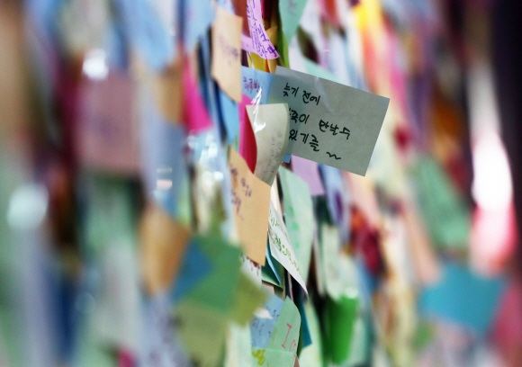 3일 오전 서울 중구 적십자사 서울본부에서 케이티(KT)관계자들이 이산가족 화상상봉 센터 개보수 작업을 진행하기 전 센터 벽에 시민들이 적어 놓은 메시지가 붙어 있다. 2005년에 설치된 화상상봉 센터는 2007년까지 사용되었다. 2019. 4. 3. 박윤슬 기자 seul@seoul.co.kr