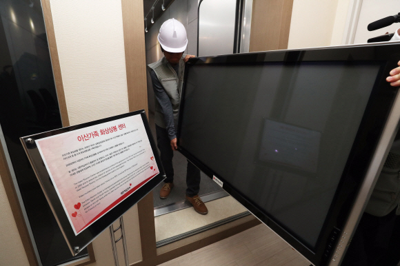 3일 오전 서울 중구 적십자사 서울본부에서 케이티(KT)관계자들이 이산가족 화상상봉 센터 개보수 작업을 진행하고 있다. 2005년에 설치된 화상상봉 센터는 2007년까지 사용되었다. 2019. 4. 3. 박윤슬 기자 seul@seoul.co.kr