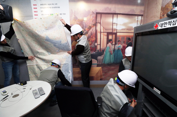 3일 오전 서울 중구 적십자사 서울본부에서 케이티(KT)관계자들이 이산가족 화상상봉 센터 개보수 작업을 진행하고 있다. 2005년에 설치된 화상상봉 센터는 2007년까지 사용되었다. 2019. 4. 3. 박윤슬 기자 seul@seoul.co.kr