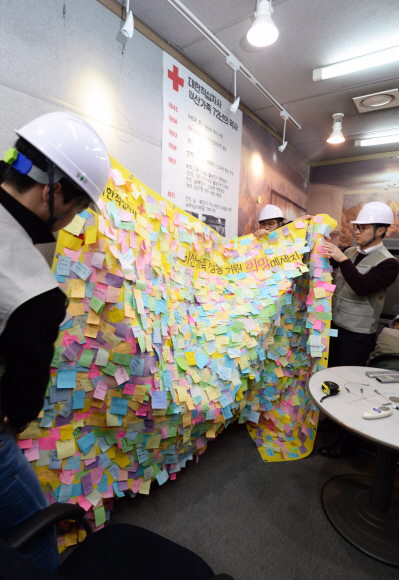 이산가족 화상 상봉장 개보수 작업이 시작된 3일 오전 서울 중구 소파로 대한적십자사에서 작업자들이 화상 상봉장에 설치되었던 희망 메시지 게시판과 집기들을 철거하고 있다. 화상 상봉장은 이달 말 공사를 끝 낼 예정이다. 2019. 4. 3. 박윤슬 기자 seul@seoul.co.kr