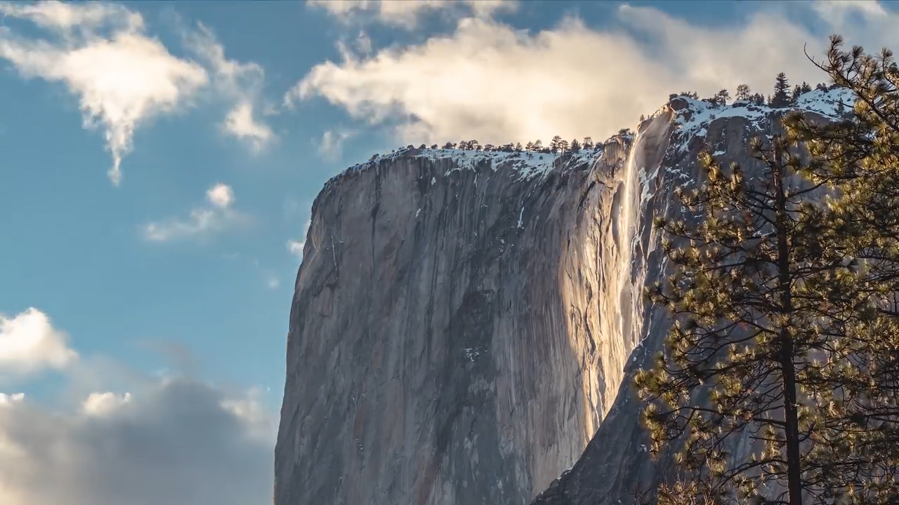 미국 캘리포니아주 요세미티(Yosemite) 국립공원에 있는 호스테일(Horsetail) 폭포가 불덩이처럼 변하는 환상적인 장면을 타임랩스 촬영으로 담아낸 모습(유튜브 영상 캡처)