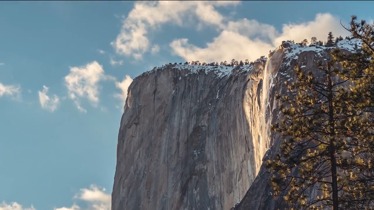 미국 캘리포니아주 요세미티(Yosemite) 국립공원에 있는 호스테일(Horsetail) 폭포가 불덩이처럼 변하는 환상적인 장면을 타임랩스 촬영으로 담아낸 모습(유튜브 영상 캡처)