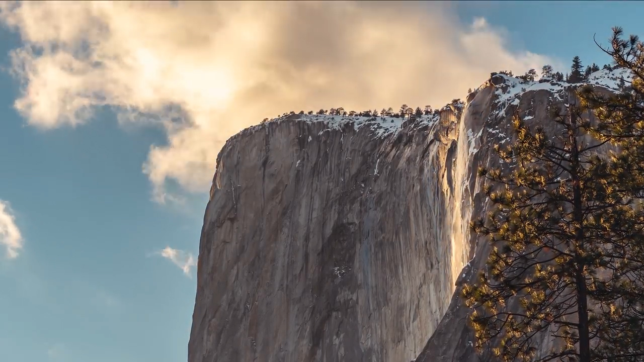 미국 캘리포니아주 요세미티(Yosemite) 국립공원에 있는 호스테일(Horsetail) 폭포가 불덩이처럼 변하는 환상적인 장면을 타임랩스 촬영으로 담아낸 모습(유튜브 영상 캡처)