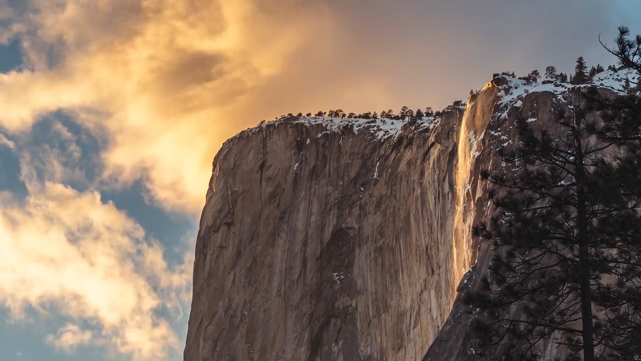 미국 캘리포니아주 요세미티(Yosemite) 국립공원에 있는 호스테일(Horsetail) 폭포가 불덩이처럼 변하는 환상적인 장면을 타임랩스 촬영으로 담아낸 모습(유튜브 영상 캡처)