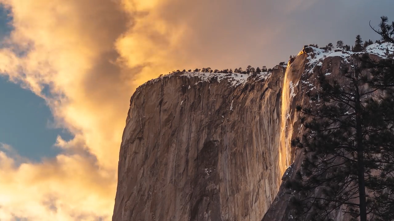 미국 캘리포니아주 요세미티(Yosemite) 국립공원에 있는 호스테일(Horsetail) 폭포가 불덩이처럼 변하는 환상적인 장면을 타임랩스 촬영으로 담아낸 모습(유튜브 영상 캡처)