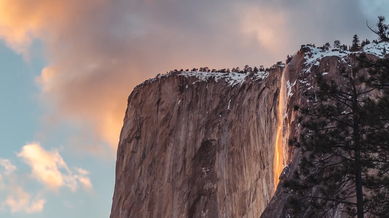 미국 캘리포니아주 요세미티(Yosemite) 국립공원에 있는 호스테일(Horsetail) 폭포가 불덩이처럼 변하는 환상적인 장면을 타임랩스 촬영으로 담아낸 모습(유튜브 영상 캡처)