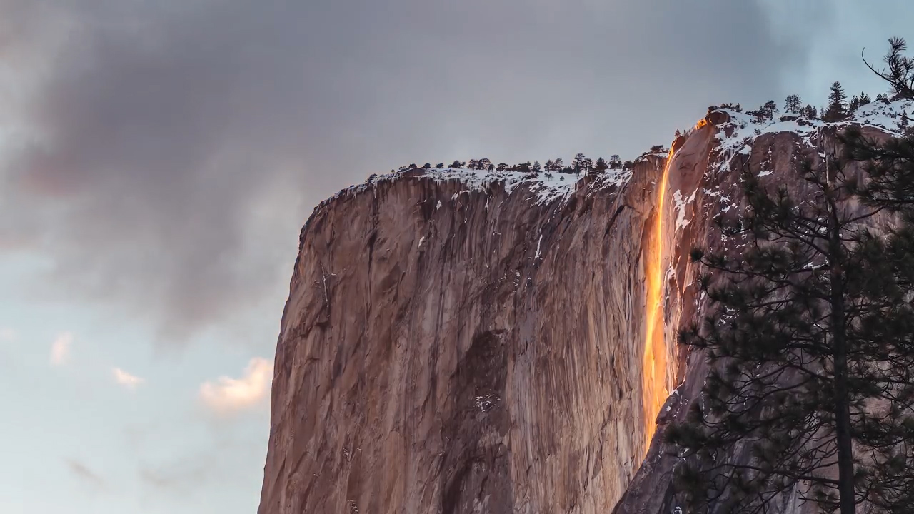 미국 캘리포니아주 요세미티(Yosemite) 국립공원에 있는 호스테일(Horsetail) 폭포가 불덩이처럼 변하는 환상적인 장면을 타임랩스 촬영으로 담아낸 모습(유튜브 영상 캡처)