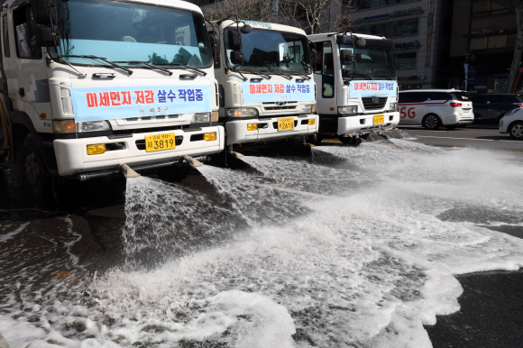 3일 서울 서초역 인근 도로에서 살수차들이 미세먼지 저감을 위해 살수하고 있다. 서초구는 미세먼지 저감조치의 일환으로 경보 단계에 따라 최대 24대의 살수차를 동원해 살수량을 평소보다 10배 늘려 살수작업을 실시할 예정이다. 2019.4.3 도준석 기자 pado@seoul.co.kr