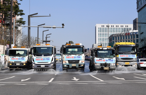 3일 서울 서초역 인근 도로에서 살수차들이 미세먼지 저감을 위해 살수하고 있다. 서초구는 미세먼지 저감조치의 일환으로 경보 단계에 따라 최대 24대의 살수차를 동원해 살수량을 평소보다 10배 늘려 살수작업을 실시할 예정이다. 2019.4.3 도준석 기자 pado@seoul.co.kr