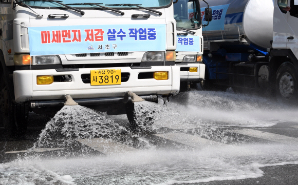 3일 서울 서초역 인근 도로에서 살수차들이 미세먼지 저감을 위해 살수하고 있다. 서초구는 미세먼지 저감조치의 일환으로 경보 단계에 따라 최대 24대의 살수차를 동원해 살수량을 평소보다 10배 늘려 살수작업을 실시할 예정이다. 2019.4.3 도준석 기자 pado@seoul.co.kr