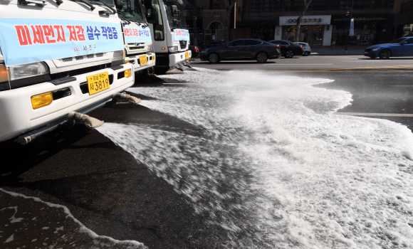 3일 서울 서초역 인근 도로에서 살수차들이 미세먼지 저감을 위해 살수하고 있다. 서초구는 미세먼지 저감조치의 일환으로 경보 단계에 따라 최대 24대의 살수차를 동원해 살수량을 평소보다 10배 늘려 살수작업을 실시할 예정이다. 2019.4.3 도준석 기자 pado@seoul.co.kr