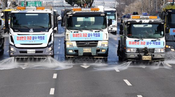 3일 서울 서초역 인근 도로에서 살수차들이 미세먼지 저감을 위해 살수하고 있다. 서초구는 미세먼지 저감조치의 일환으로 경보 단계에 따라 최대 24대의 살수차를 동원해 살수량을 평소보다 10배 늘려 살수작업을 실시할 예정이다. 2019.4.3 도준석 기자 pado@seoul.co.kr