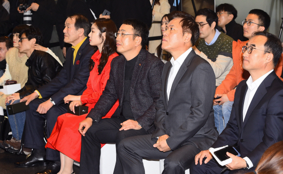 박정호 SK텔레콤 사장과 피겨스타 김연아 등 참석자들이 3일 서울 중구 을지로 SKT타워 로비에서 열린 ‘5GX 서비스 론칭쇼’에 참석해 관련 영상을 보고 있다. 2019. 4. 3. 박지환 기자 popocar@seoul.co.kr
