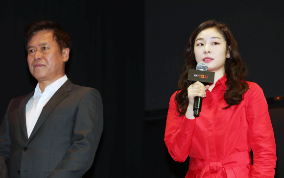 피겨스타 김연아가 3일 서울 중구 을지로 SKT타워 로비에서 열린 ‘5GX 서비스 론칭쇼’에서 인사말을 하고 있다. 왼쪽은 박정호 SK텔레콤 사장. 2019. 4. 3. 박지환 기자 popocar@seoul.co.kr