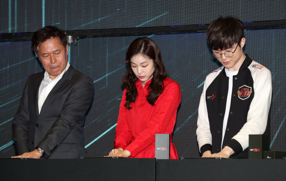 3일 서울 중구 을지로 SKT타워 로비에서 열린 ‘5GX 서비스 론칭쇼’에서 박정호 SK텔레콤 사장과 김연아, 페이커 씨가 세계 최초 5GX 상용화 선포 세레모니를 하고 있다. 2019. 4. 3. 박지환 기자 popocar@seoul.co.kr
