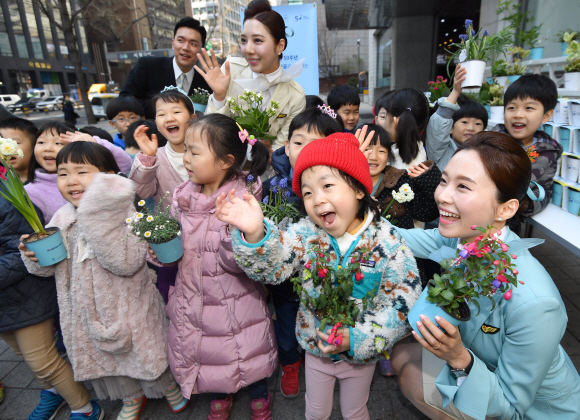 3일 서울 서소문 대한항공 사옥 앞에서 열린 식목일 맞이 화분나눔 행사에 참석한 어린이들이 화분을 전달받고 즐거운 표정을 짓고 있다. 2019.4.3 박지환기자 popocar@seoul.co.kr