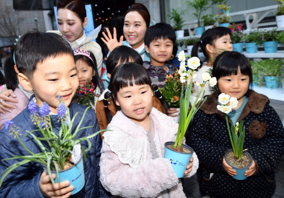 3일 서울 서소문 대한항공 사옥 앞에서 열린 식목일 맞이 화분나눔 행사에 참석한 어린이들이 화분을 전달받고 즐거운 표정을 짓고 있다. 2019.4.3 박지환기자 popocar@seoul.co.kr