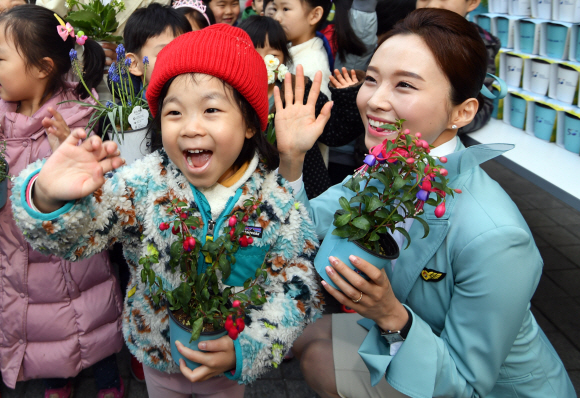 3일 서울 서소문 대한항공 사옥 앞에서 열린 식목일 맞이 화분나눔 행사에 참석한 어린이들이 화분을 전달받고 즐거운 표정을 짓고 있다. 2019.4.3 박지환기자 popocar@seoul.co.kr