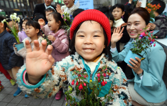 3일 서울 서소문 대한항공 사옥 앞에서 열린 식목일 맞이 화분나눔 행사에 참석한 어린이들이 화분을 전달받고 즐거운 표정을 짓고 있다. 2019.4.3 박지환기자 popocar@seoul.co.kr