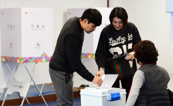 4·3 보궐선거날인 3일 경남 창원 성산구 사파민원센터에 마련된 투표소에서 유권자가 투표를 하고 있다. 2019.4.3 정연호 기자 tpgod@seoul.co.kr