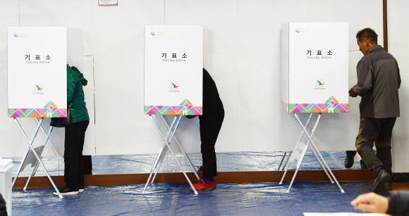 4·3 보궐선거날인 3일 경남 창원 성산구 사파민원센터에  마련된 투표소에서 유권자가 투표를 하고 있다. 2019.4.3 정연호 기자 tpgod@seoul.co.kr