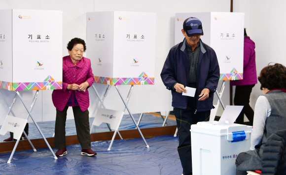 4·3 보궐선거날인 3일 경남 창원 성산구 사파민원센터에  마련된 투표소에서 유권자가 투표를 하고 있다. 2019.4.3 정연호 기자 tpgod@seoul.co.kr