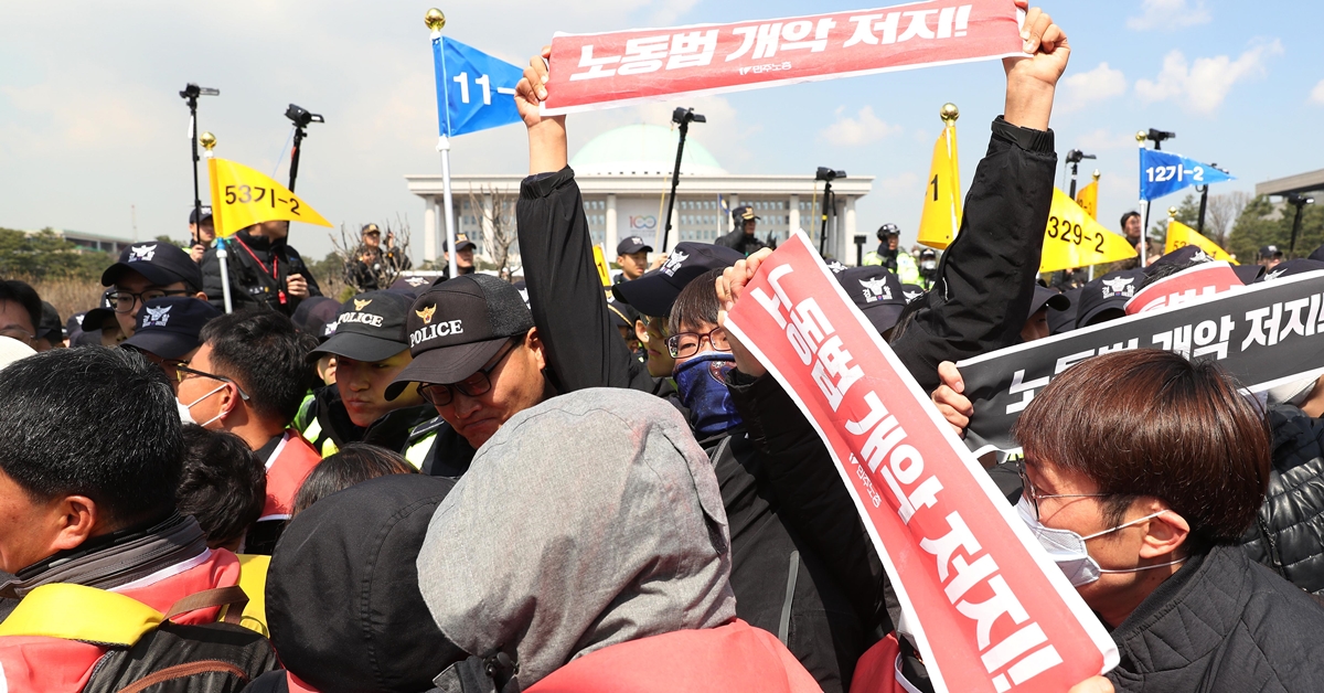 3일 서울 영등포구 국회 정문에서 ‘노동법 개악’ 저지 등을 촉구하며 민주노총 조합원들이 정문 담장을 부수고 국회 경내로 진입을 시도하고 있다. 2019.4.3 연합뉴스