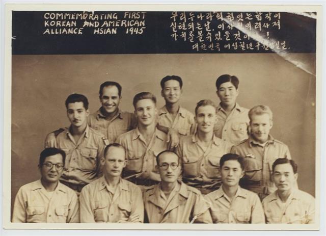 1945년 8월 한반도 진격 작전을 위해 합동 훈련에 나선 한국광복군 제2지대 대원들과 미국 정보기구 육군정보전략본부(OSS) 대원들이 함께 찍은 기념사진. 맨 앞줄 가운데가 이범석 광복군 제2지대장이다.  독립기념관 제공