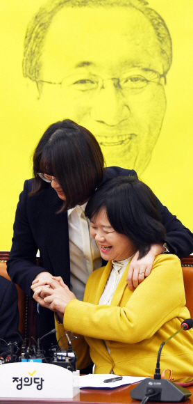 정의당 이정미 대표와 당직자들이 4일 국회에서 열린 상무위원회 회의에서 밝은 표정으로 인사하고 있다. 2019. 4. 4.  박윤슬 기자 seul@seoul.co.kr