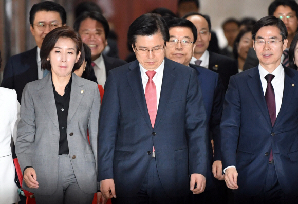 자유한국당 황교안 대표와 의원들이 4일 국회에서 열린 최고위원회의 회의장으로 이동하고 있다. 2019. 4. 4.  박윤슬 기자 seul@seoul.co.kr