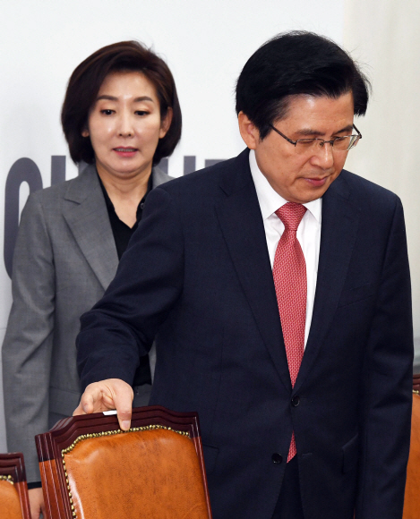 자유한국당 황교안 대표가 4일 국회에서 열린 최고위원회의 회의에 참석해 착석하고 있다. 2019. 4. 4.  박윤슬 기자 seul@seoul.co.kr