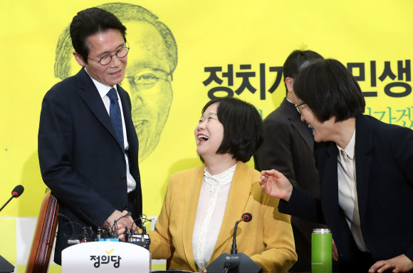 정의당 이정미 대표와 당직자들이 4일 오전 국회에서 열린 상무위원회 회의에서 밝은 표정으로 인사하고 있다. 2019.4.4  연합뉴스