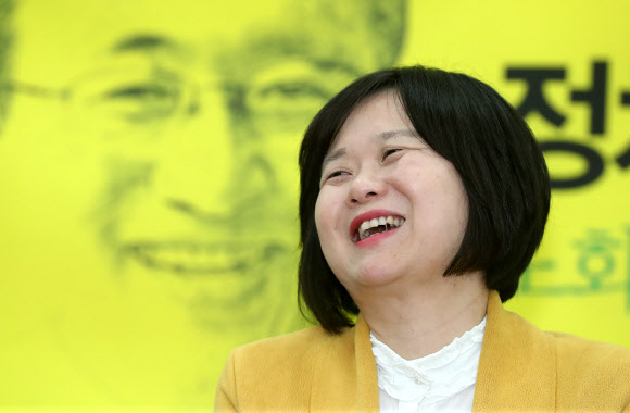 정의당 이정미 대표가 4일 오전 국회에서 열린 상무위원회 회의에서 3일 치러진 4.3 보궐선거에서 창원 성산에서 여영국 후보가 당선된 것을 언급하며 밝게 웃고 있다. 2019.4.4  연합뉴스