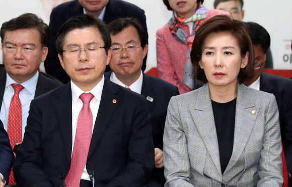자유한국당 황교안 대표와 나경원 원내대표가 3일 저녁 서울 영등포구 중앙당사에서 굳은 표정으로 4.3 보궐선거 개표방송을 지켜보고 있다. 2019.4.4  연합뉴스