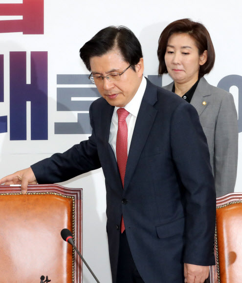 자유한국당 황교안 대표와 나경원 원내대표가 4일 국회에서 열린 최고위원회의 회의장에 들어서고 있다. 2019.4.4  연합뉴스