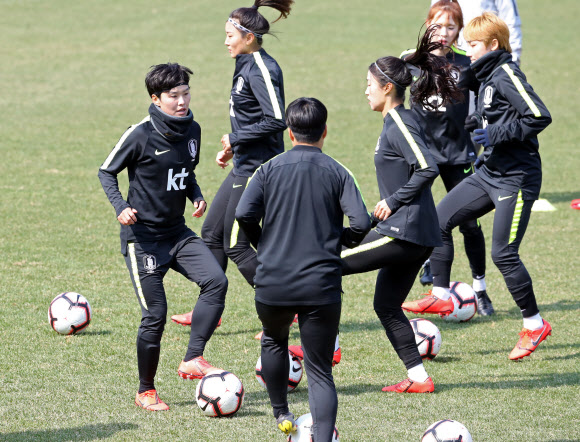 오는 6월 프랑스 여자 월드컵을 대비해 아이슬란드와의 평가전을 앞둔 한국 여자축구대표팀 지소연(왼쪽)이 4일 오전 경기도 파주 국가대표 트레이닝센터(NFC)에서 몸을 풀고 있다. 2019.4.4  연합뉴스