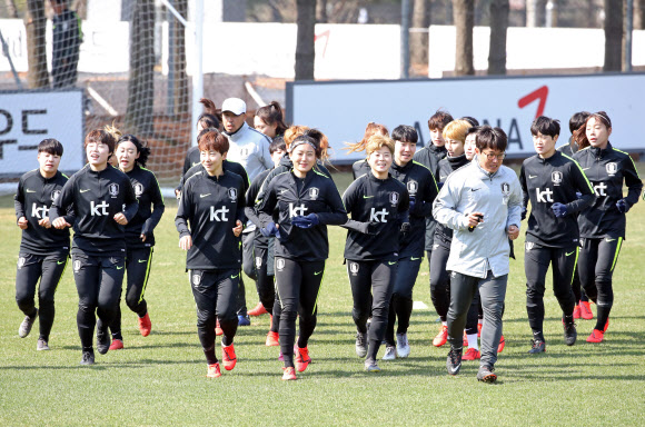오는 6월 프랑스 여자 월드컵을 대비해 아이슬란드와의 평가전을 앞둔 한국 여자축구대표팀 조소현 등이 4일 오전 경기도 파주 국가대표 트레이닝센터(NFC)에서 몸을 풀고 있다. 2019.4.2  연합뉴스