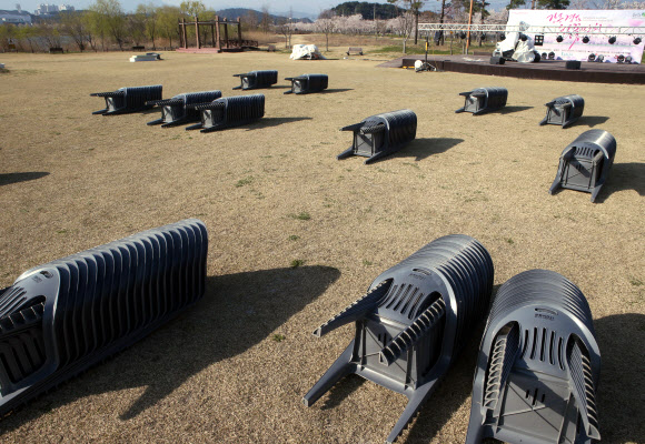 기상청이 강원 영동에 태풍급 강풍을 예보하자 ‘2019 강릉경포벚꽃잔치’ 주최 측이 4일 축제를 잠정 중단하고 행사 용품을 땅바닥에 뉘어 놓고 있다. 2019.4.4  연합뉴스