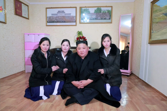 6개월 만에 삼지연군을 찾은 김정은 북한 국무위원장이 새로 건설된 ‘살림집’에 입주한 장은혜·장충실·장보답 세쌍둥이 자매 가정을 방문해 민심도 살폈다고 북한 매체들이 4일 보도했다. 사진은 조선중앙TV가 공개한 것으로, 김 위원장이 세 쌍둥이 자매와 기념사진을 촬영하고 있다. 2019.4.4  연합뉴스