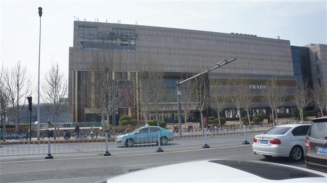 지난달 31일자로 영업 중단이 결정된 롯데백화점 톈진문화중심점에서 간판 철거 작업이 이뤄지고 있다.