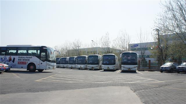 폐쇄된 삼성전자 톈진 휴대전화 공장에 구모델인 갤럭시S9의 광고를 붙인 통근버스가 운행을 중단하고 멈춰 있다.
